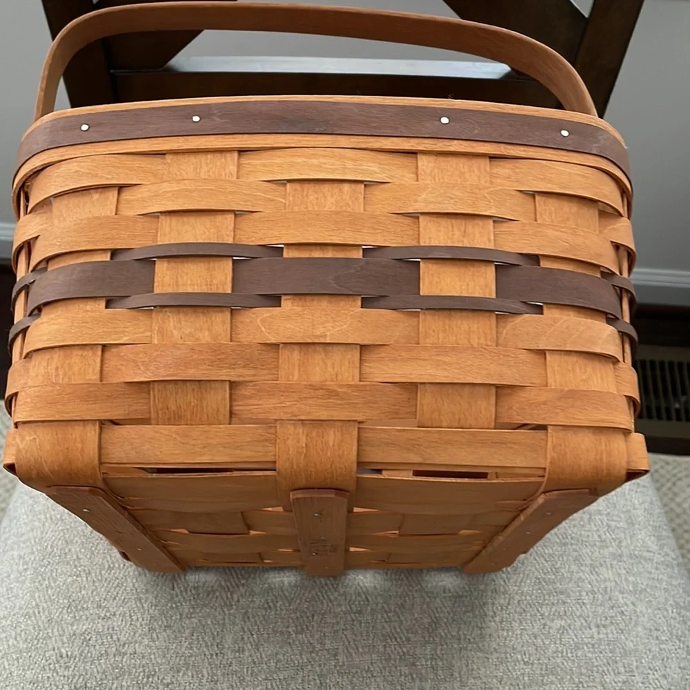 Henn Basket no cracks or splits. - Picture 10 of 11